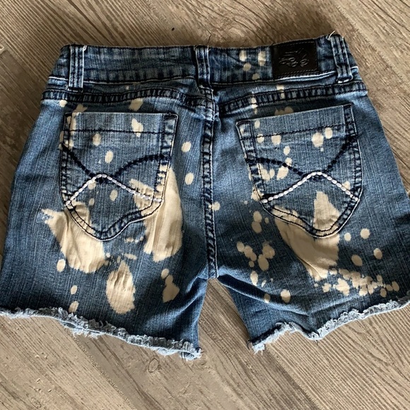 Silver Diva shorts missing button - Picture 2 of 6